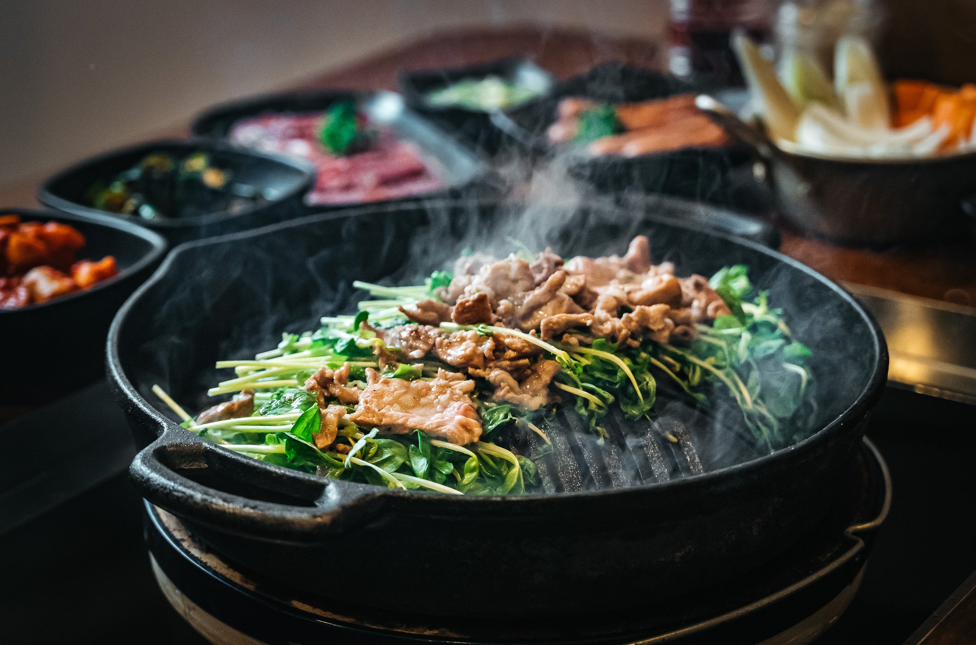 ジンギスカン鍋の湯気と野菜